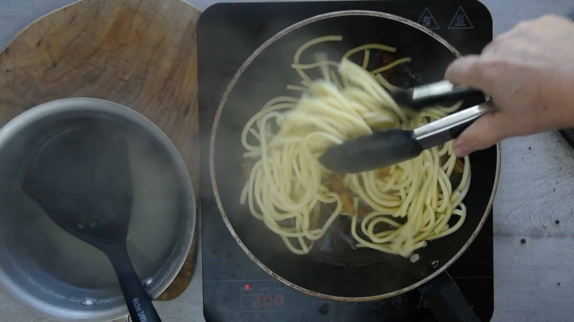 Drain the pasta with a spaghetti spoon and pour with the pork