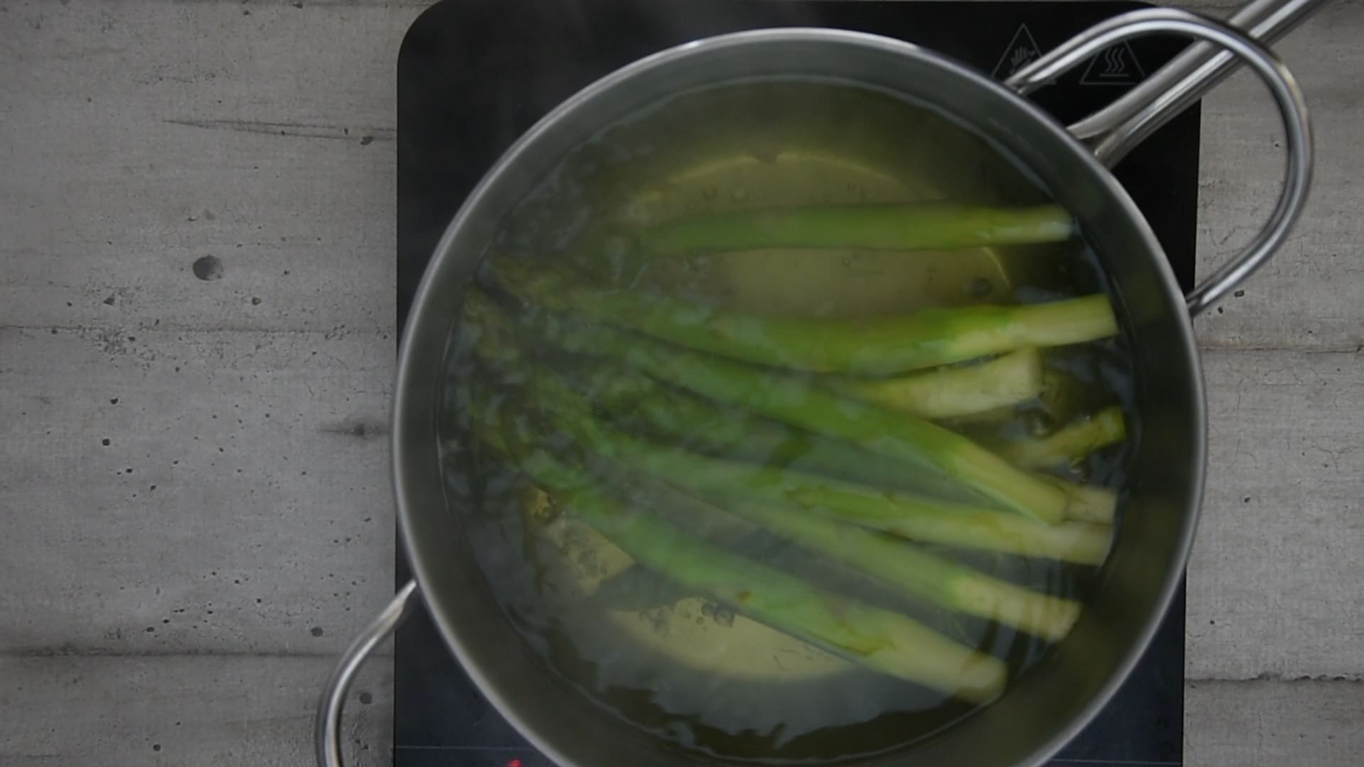 boil the green asparagus
