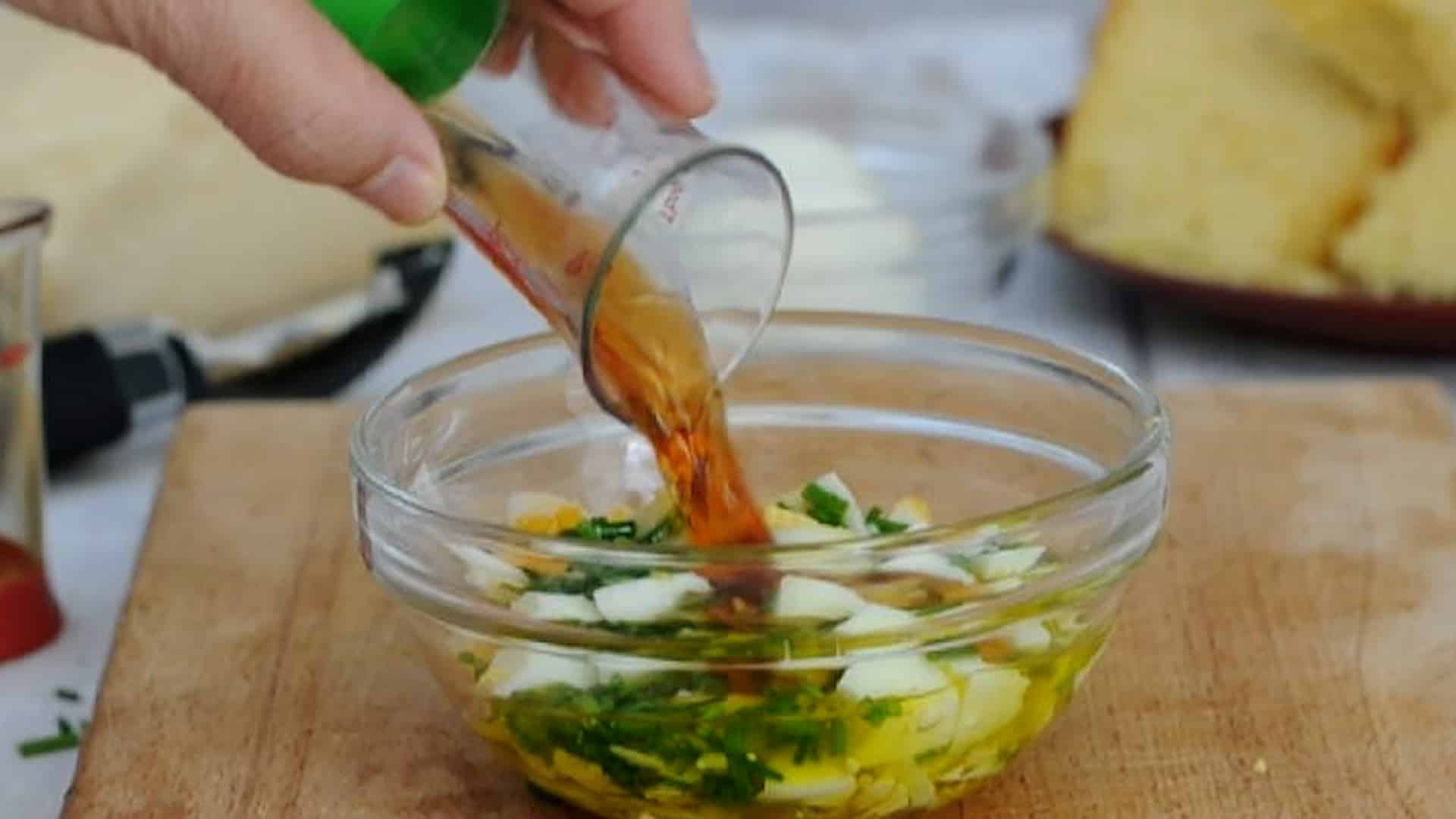 Mix the ingredients for the vinagrette