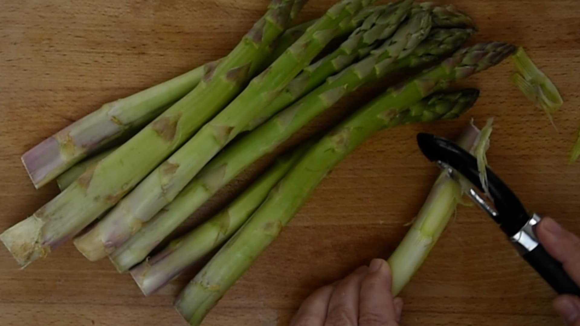 peel the green asparagus