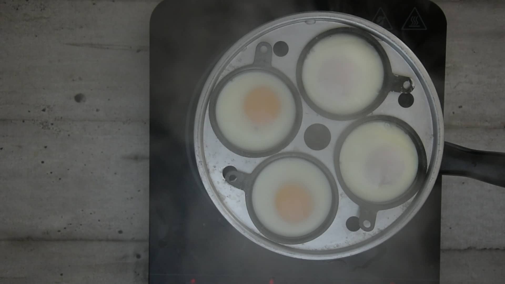Paoch the eggs