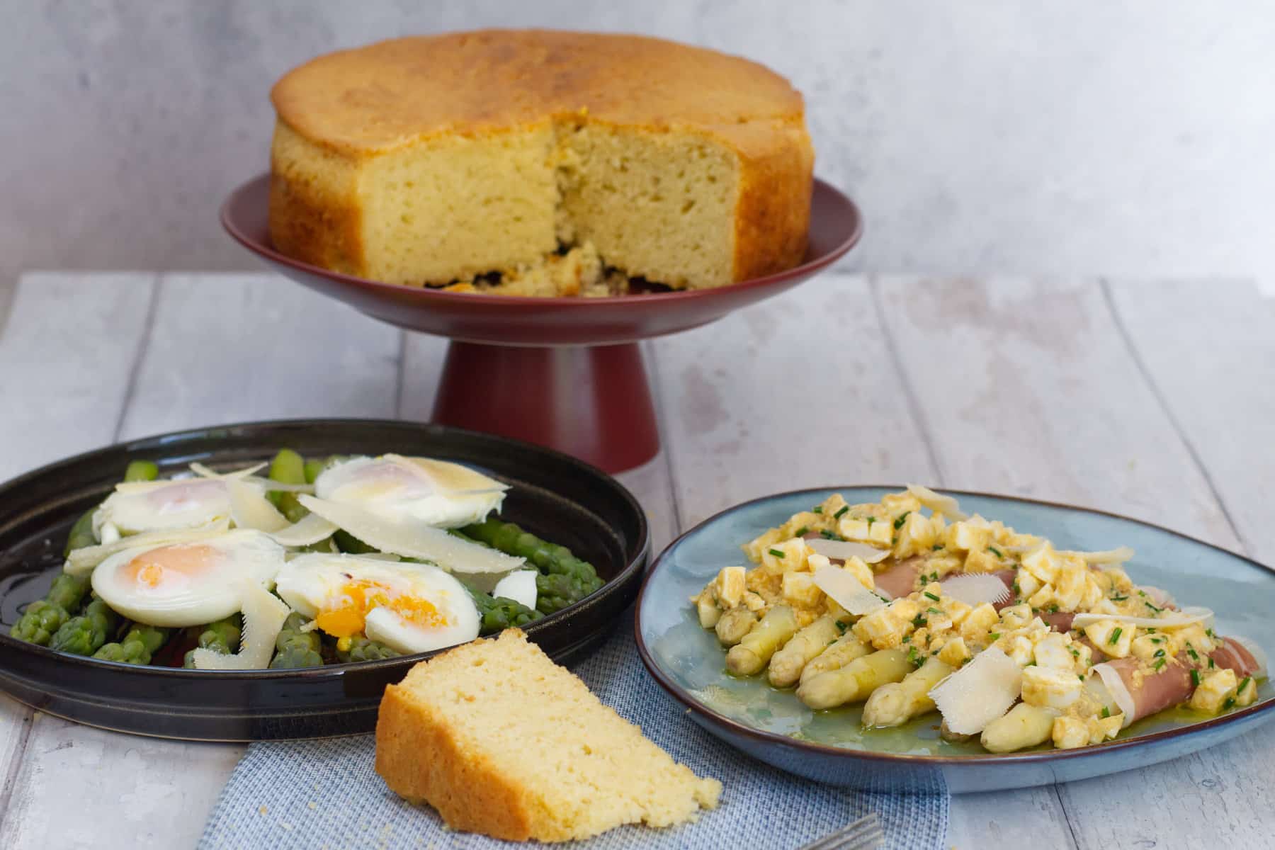 Crescia with white and green asparagus