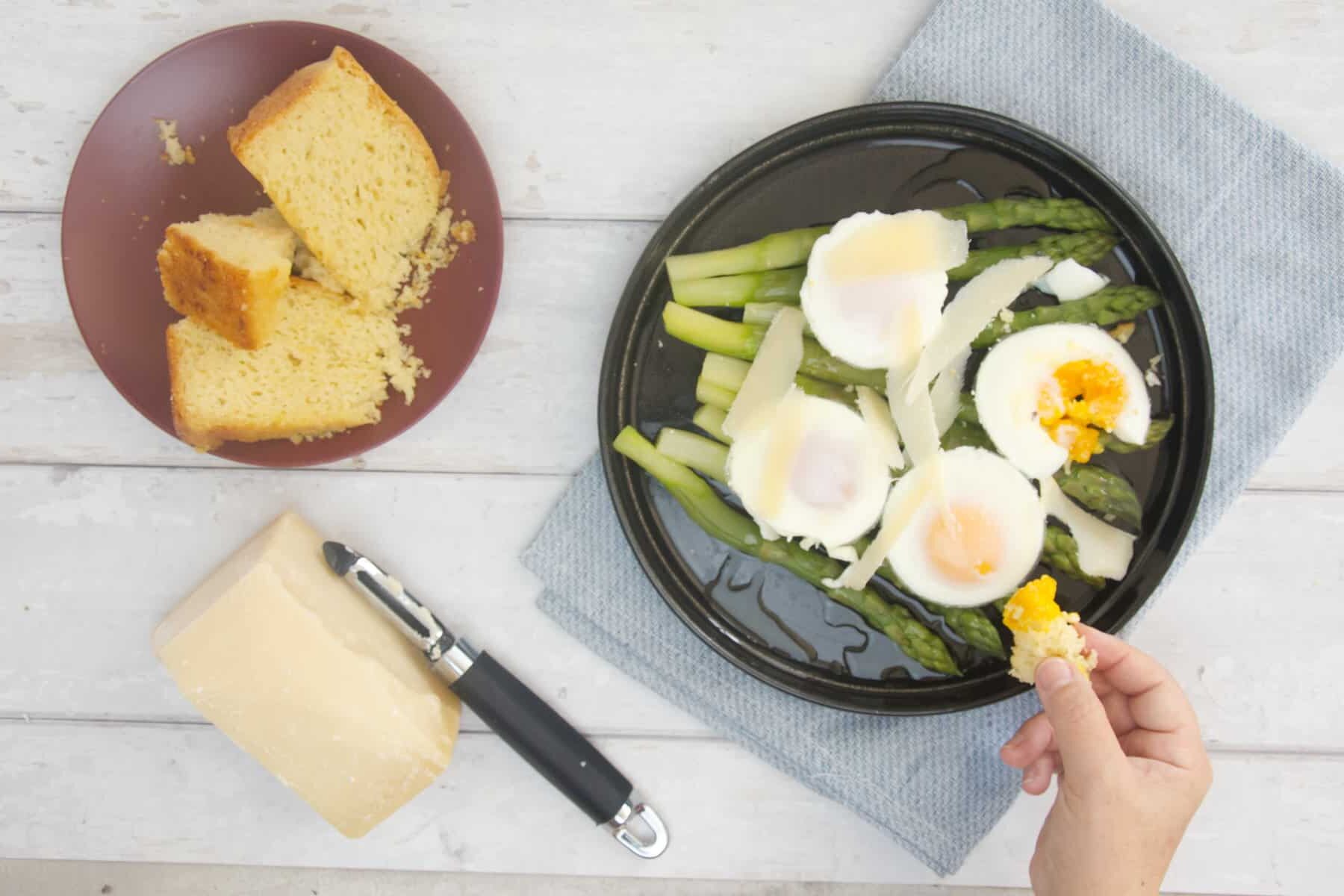 Poaching crescia bread into the eggs with asparagus