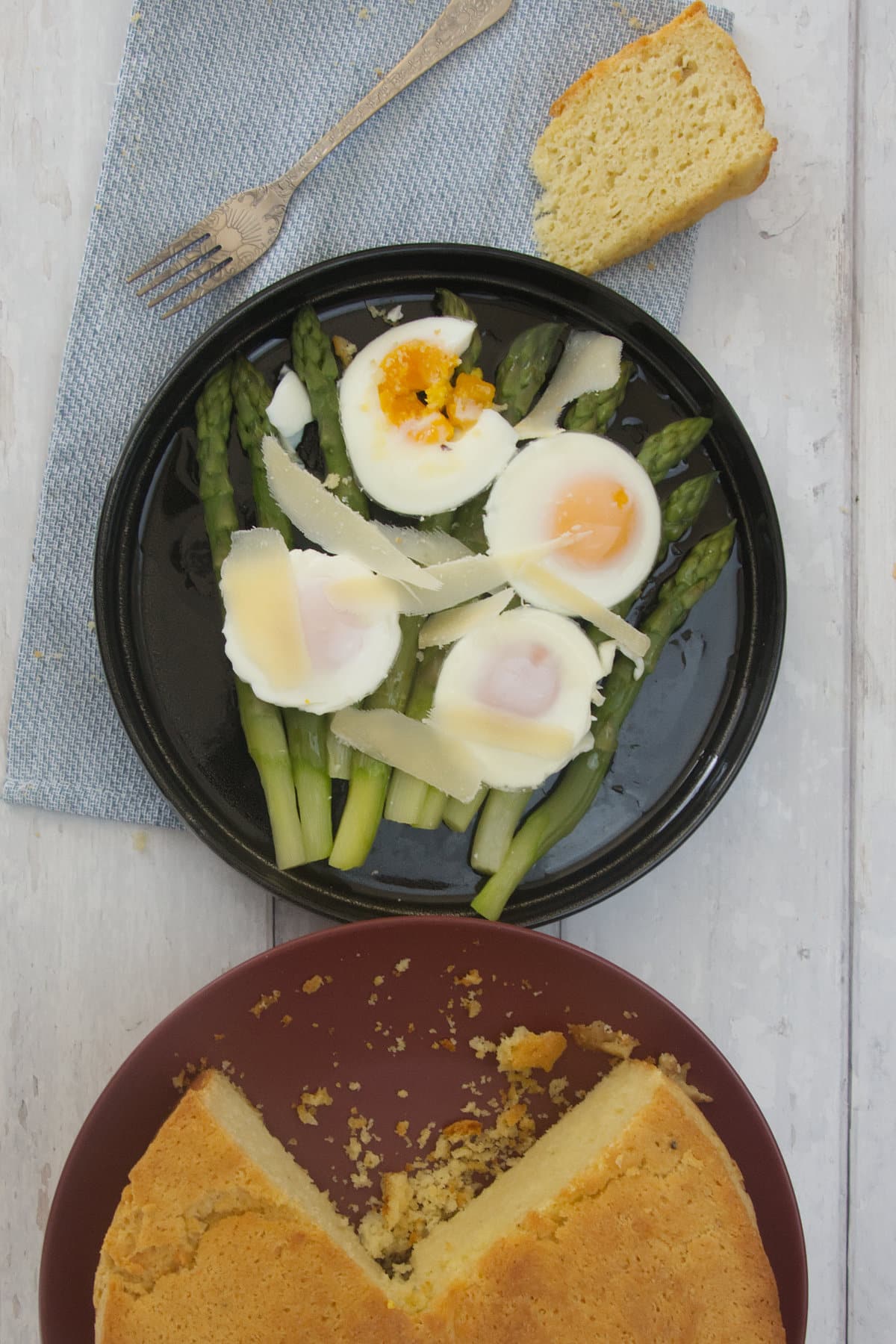 Green asparagus with eggs and parmesan