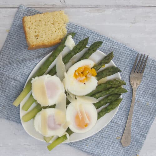 Green asparagus with poached eggs and Parmesan