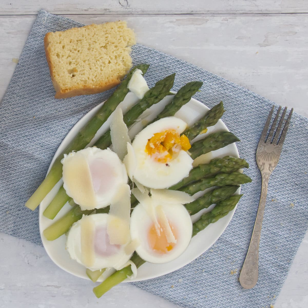 Green asparagus with poached eggs and Parmesan