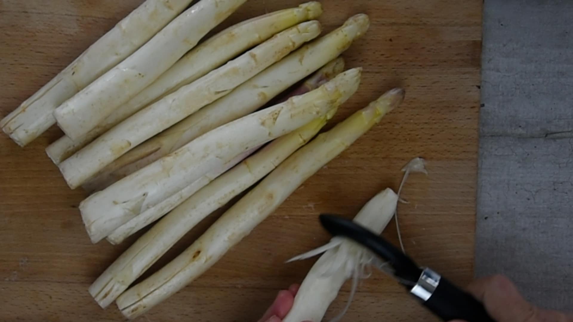 Peel the white asparagus