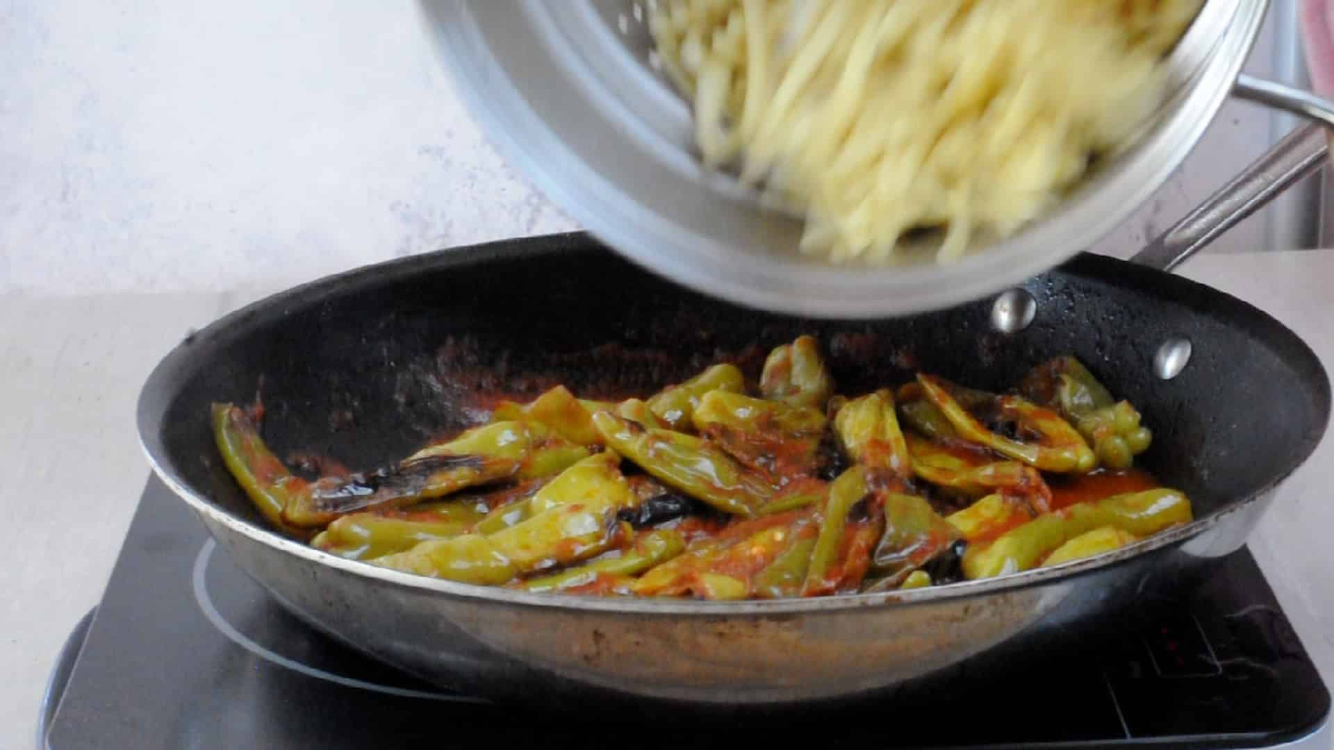 Drain the pasta on the friggitelli