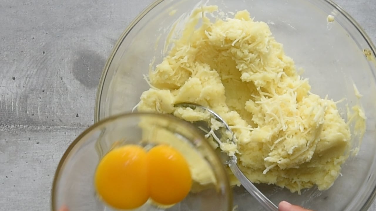 Add the ingredients to the potatoes