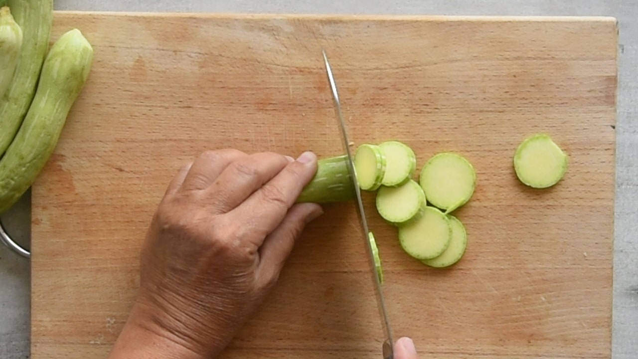 Cut the zucchini in rounds