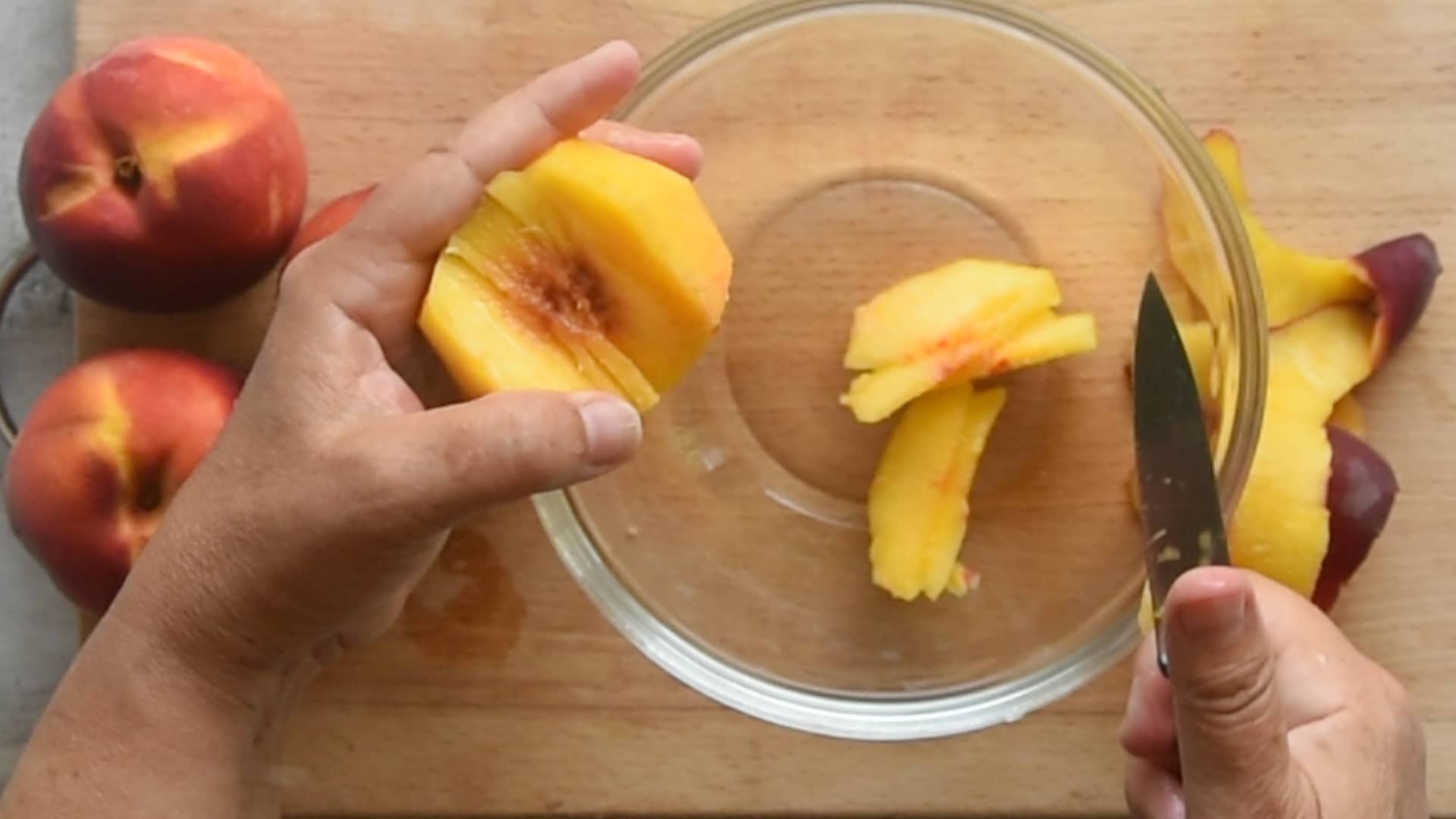 Cut the peaches into wedges