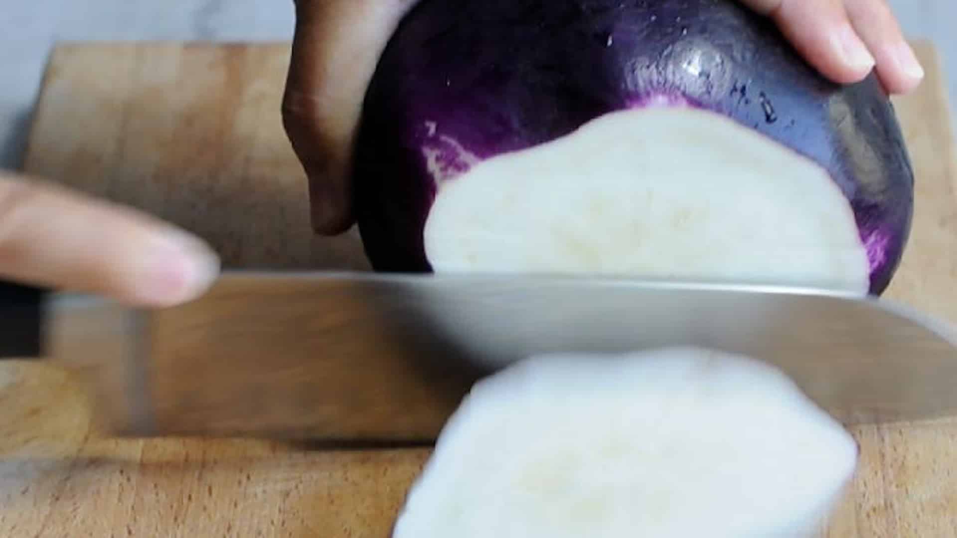 Cut the top of the eggplants