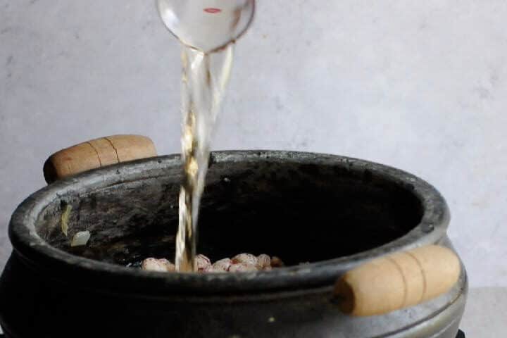 Deglaze with the white wine.