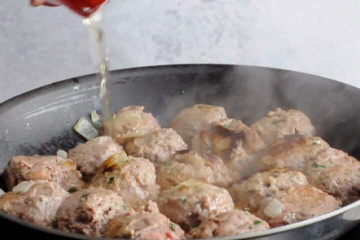 Deglaze the meatballs with the white wine.