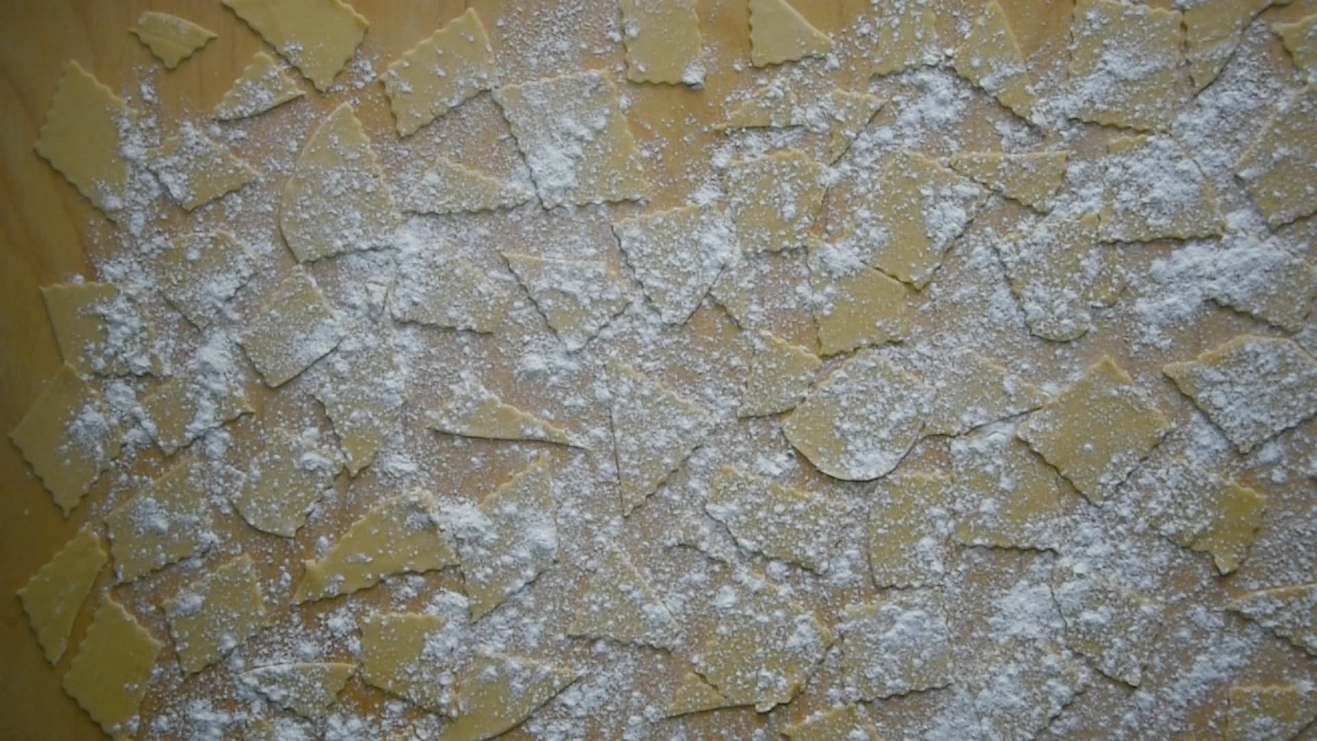 Let the pasta dry on a floured surface.