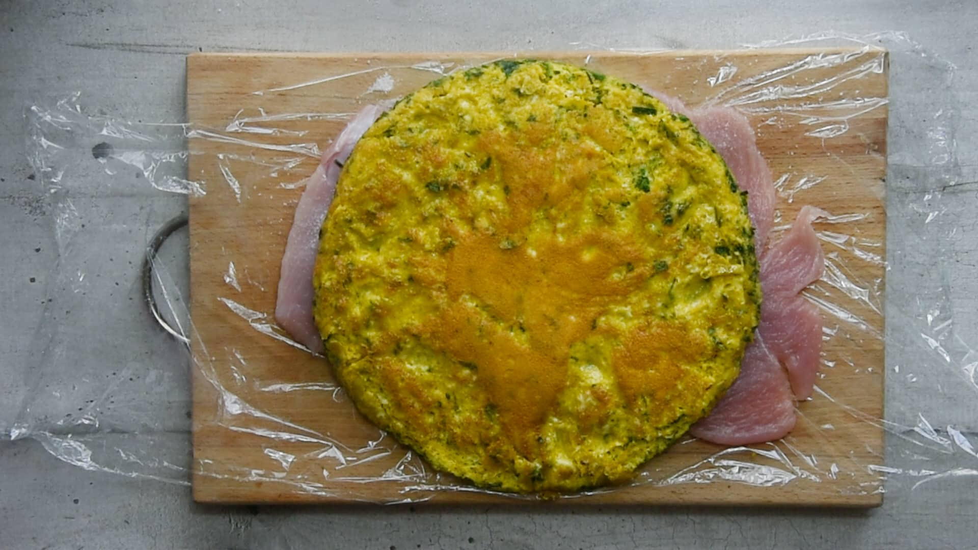 place the frittata over hte meat