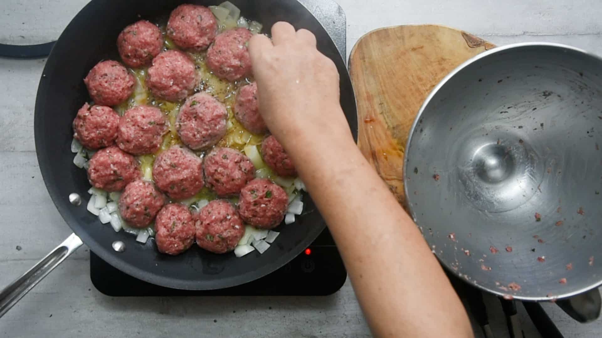 Shape about 18 small meatballs
